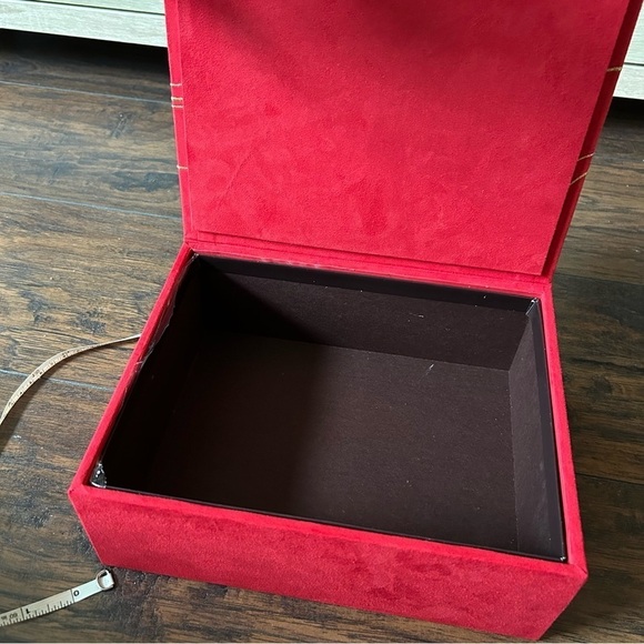 GODIVA Holiday Chocolate Box - Picture 6 of 10